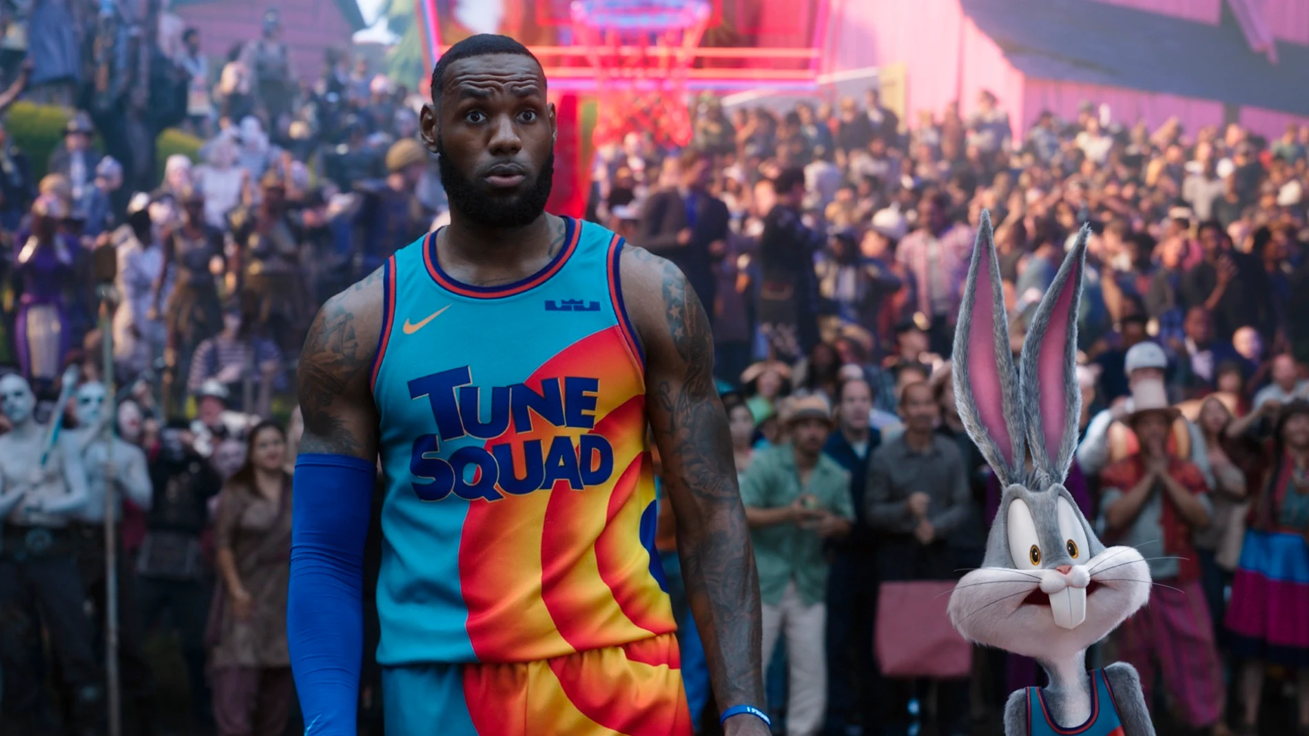 LeBron James junto a Bugs Bunny en "Space Jam: Nuevas Leyendas"
