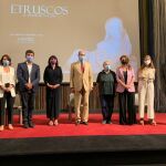 La vicepresidenta y diputada de Cultura, Julia Parra, durante la presentación de la exposición, celebrada en el Instituto Italiano di Cultura de Madrid, junto al embajador de la República de Italia en España, Riccardo Guariglia, el director del MARQ, Manuel Olcina, la directora del Istituto Italiano di Cultura en España, Marialuisa Pappalardo, y la comisaria del proyecto, Giuseppina Carlotta Cianferoni. Al acto ha asistido también el director gerente del MARQ, José Alberto Cortés.