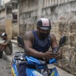 Un hombre trata de conectarse a internet en una calle de La Habana