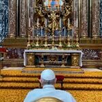 El papa Francisco rezó en la basílica de Santa María la Mayor tras abandonar el hospital Agostino Gemelli de Roma, donde llevaba diez días ingresado tras someterse a una operación de colon