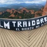 Pancarta contra la empresa LM de Ponferrada en el mirador de Orellán en las Médulas, en contra del recorte de trabajadores