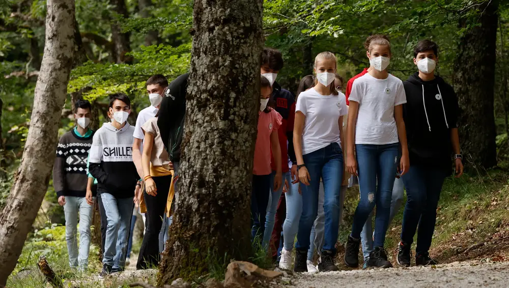 MONTEJO DE LA SIERRA, 14/07/2021.- La princesa Leonor (3d) y la infanta Sofía (2d) participan en el acto del Programa Europeo #UnÁrbolporEuropa, co-organizada por la Oficina del Parlamento Europeo en España y la asociación Equipo Europa para concienciar sobre la lucha contra el cambio climático, este miércoles en Hayedo de Montejo. EFE/ Ballesteros
