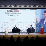 El presidente de la Real Federación Española de Fútbol, Luis Rubiales (i) y el redactor jefe de Deportes de Europa Press, Gaspar Díez (d), interviene en los Desayunos Deportivos de Europa Press