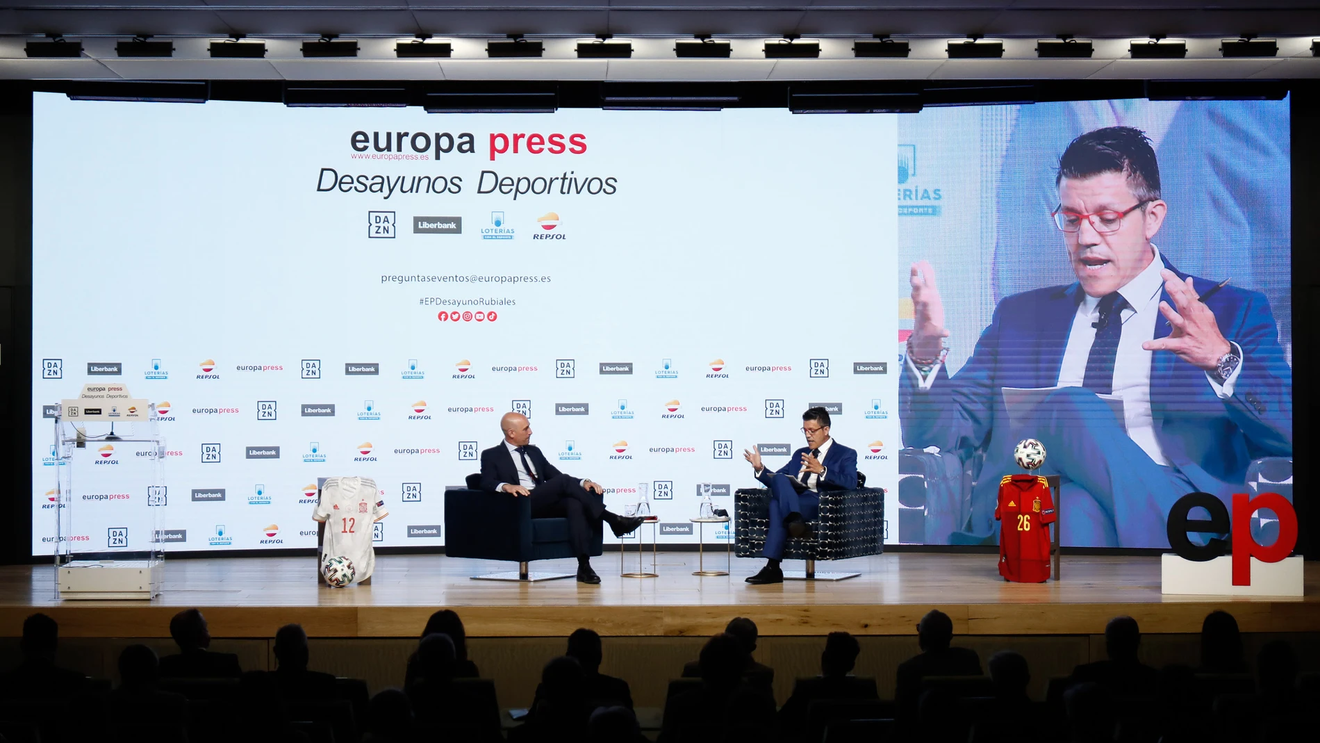 El presidente de la Real Federación Española de Fútbol, Luis Rubiales (i) y el redactor jefe de Deportes de Europa Press, Gaspar Díez (d), interviene en los Desayunos Deportivos de Europa Press