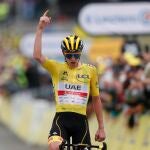 El ciclista esloveno Tadej Pogacar, líder de la clasificación general, celebra su victoria en la decimoctava etapa del Tour de Francia, entre Pau y Luz Ardiden