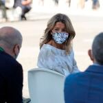 La ministra de Trabajo, Yolanda Díaz, saluda a los líderes sindicales en el acto de homenaje de estado a las víctimas de la pandemia celebrado ayer en Madrid