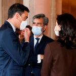 El presidente del Gobierno, Pedro Sánchez conversa con el presidente del Consejo General del Poder Judicial (CGPJ), Carlos Lesmes, y la ministra deJusticia, Pilar Llop en un acto