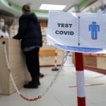 Un cartel informa de la localización dentro de una farmacia donde se realizarán las pruebas de antígenos.