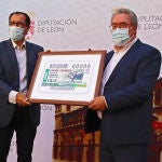 El delegado territorial de la ONCE en Castilla y León, Ismael Pérez, con el presidente de la Federación de Lucha Leonesa, Ángel Rivero