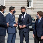 El presidente de la Región de Murcia, Fernando López Miras, el presidente de la Junta de Andalucía, Juanma Moreno; el presidente del PP, Pablo Casado y el alcalde de Madrid, José Luis Martínez Almeida, a su salida del Palacio Real, después de participar en el acto de homenaje de Estado a las víctimas del coronavirus