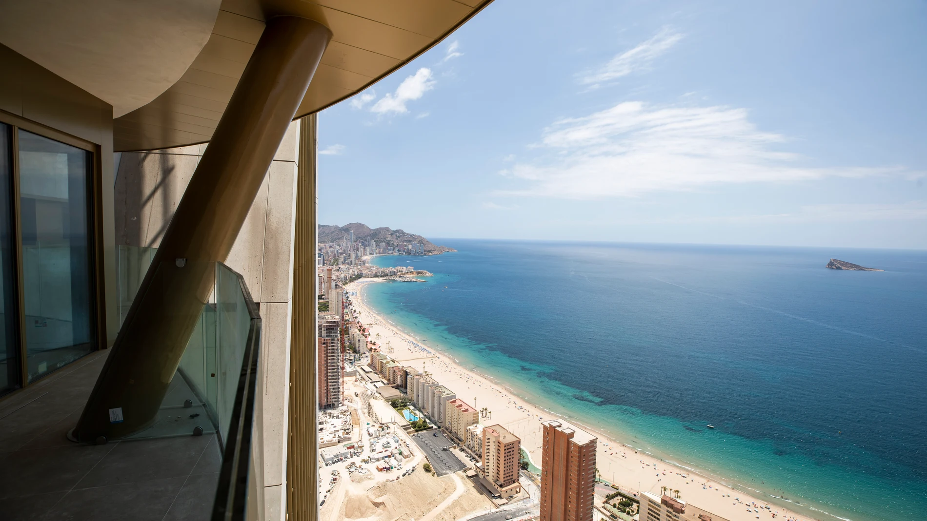 Vista de Benidorm desde el Edificio Intempo, el rascacielos residencial más alto de Europa