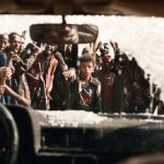 Escena de «Pequeño país», película dirigida por Éric Barbier que actualmente está en cartelera y que aborda el genocidio de Ruanda. Debajo, el autor del libro