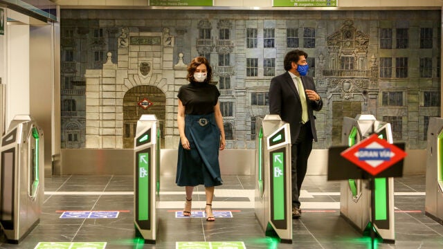 La presidenta de la Comunidad de Madrid, Isabel Díaz Ayuso (i), y el consejero de Transportes e Infraestructuras de la Comunidad de Madrid, David Pérez (d), en la la reapertura de Gran Vía, hace un año