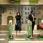 La presidenta de la Comunidad de Madrid, Isabel Díaz Ayuso (i), y el consejero de Transportes e Infraestructuras de la Comunidad de Madrid, David Pérez (d), en la la reapertura de Gran Vía, hace un año