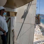 Varios operarios trabajan en los últimos detalles del edificio Intempo de Benidorm