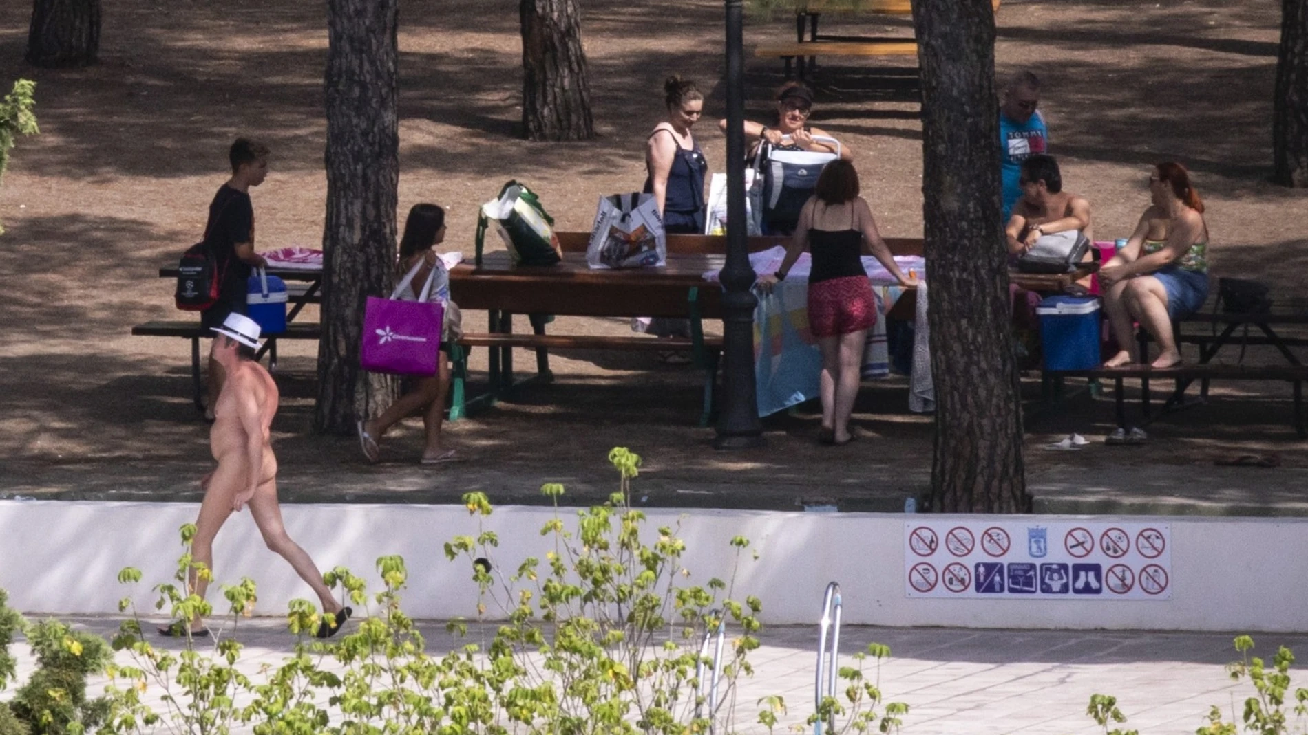Piscina Municipal de Aluche durante el día sin bañador de hace tres años