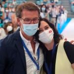 El presidente de la Junta de Galicia, Alberto Núñez Feijóo (i), junto a la presidenta de la Comunidad de Madrid, Isabel Díaz Ayuso