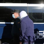 Uno de los investigados por la muerte de Samuel Luiz acude, esposado y acompañado de un agente de la Policía Nacional, al Juzgado de Instrucción número 8 de A Coruña, a 16 de julio de 2021. El juzgado ha citado hoy a los tres investigados por la muerte del joven Samuel Luiz que se encuentran en prisión provisional, comunicada y sin fianza desde el pasado viernes, para decidir si procede la ratificación de esta medida. El 3 de julio cuatro supuestos implicados --tres hombres y una mujer, coruñeses de entre 20 y 25 años-- pasaron a disposición judicial por su vinculación con la muerte de Samuel Luiz, el joven de 24 años que en la madrugada del sábado al domingo 4 de julio murió tras recibir una paliza.16 JULIO 2021;HOMOFOBIA;SAMUEL LIZ;MUERTE;ASESINATO HOMÓFOBO;GAY;CRIMEN;PALIZAM. Dylan / Europa Press16/07/2021