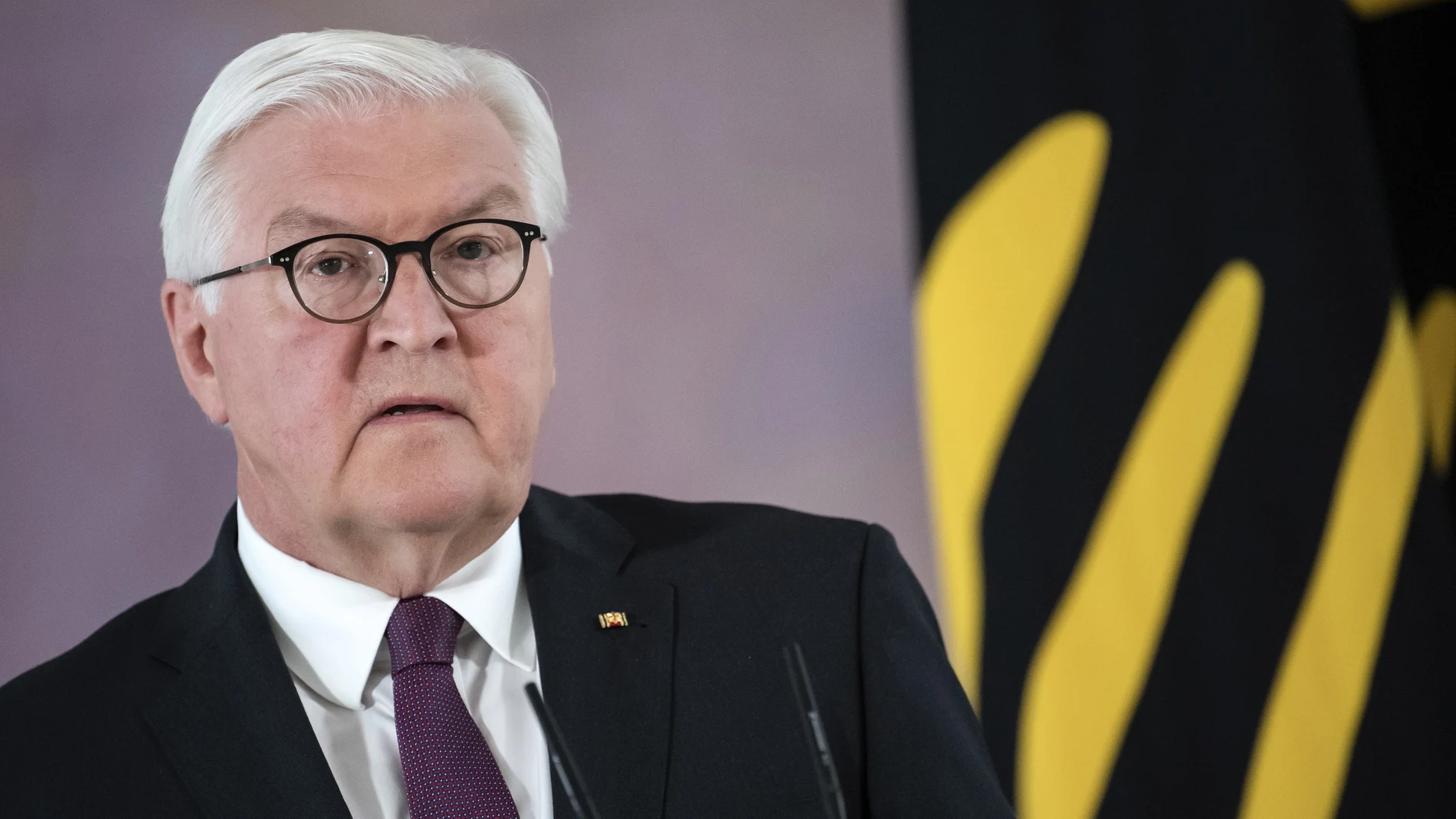 Frank-Walter Steinmeier, el presidente federal alemán, lee una declaración sobre las trágicas lluvias torrenciales que azotan el oeste del país