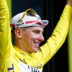 Tadej Pogacar, en el podio con el maillot amarillo a dos etapas de coronarse en París