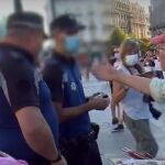Dos agentes de la Policía Municipal piden la documentación a Antonio López