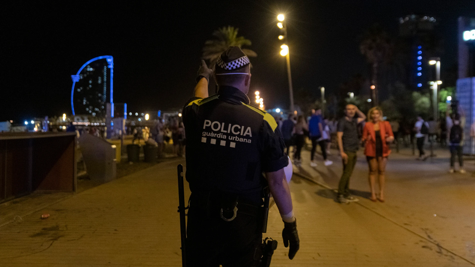 Un agente de la Guardia Urbana en las inmediaciones de la playa de la Barceloneta