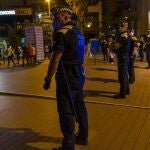 Agentes de la Guardia Urbana forman una línea en las inmediaciones de la playa de la Barceloneta. Lorena Sopêna / Europa Press