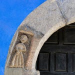 Detalle en el dintel de La Casa de las Muñecas para señalar su función como lupanar.