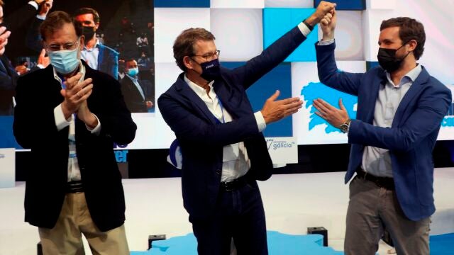 Alberto Núñez Feijóo ha vuelto a ser proclamado como líder del PP gallego, en un congreso que ha servido para mostrar su poder en el partido, arropado por la dirección, encabezada por su líder, Pablo Casado, su antecesor, Mariano Rajoy y hasta once barones autonómicos, y que es un líder sin sombra, ni sucesor. EFE/ Xoán Rey