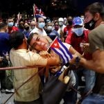 Un hombre es arrestado durante un acto de apoyo a la revolución ayer, en La Habana por gritar "Patria y Vida"