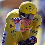 Tadej Pogacar aprieta el puño al cruzar la meta de la contrarreloj. No la ganó pero el Tour es suyo