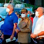 El presidente de Cuba, Miguel Diaz-Canel (izquierda), y Raúl Castro (centro) participan en un acto de apoyo a la revolución hoy, en La Habana (Cuba).