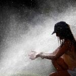 Una joven trata de mitigar los altas temperaturas que asolan estos días a Castilla y León
