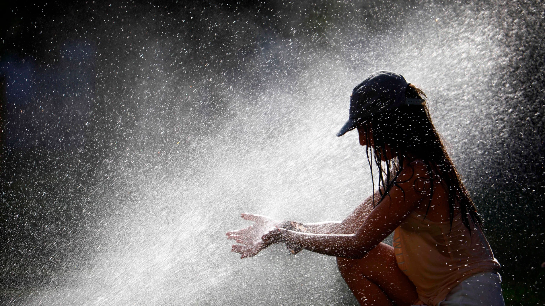 Una joven trata de mitigar los altas temperaturas que asolan estos días a Castilla y León
