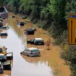 Caminones y coches flotando en la autopista de Erftstadt en Alemania