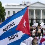 Manifestantes se solidarizan con las protestas de los cubanos contra el régimen castrista