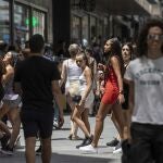 Decenas de personas pasean sin mascarilla por las calles de Madrid