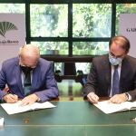El presidente de Unicaja Banco, Manuel Azuaga, y el presidente de Garántia, Javier González de Lara este lunes en la firma de su acuerdo