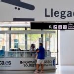 Vista del nuevo punto de información turística instalado en el Aeropuerto Internacional de Corvera (Murcia)