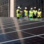 El president de la Generalitat, Ximo Puig, el vicepresidente segundo del Consell, Rubén Martínez Dalmau, y la consellera de Justicia, Gabriela Bravo, visitan la instalación de placas solares de la Ciudad de la Justicia de València durante la presentación de las actuaciones del Plan de Eficiencia Energética en Edificios Judiciales.