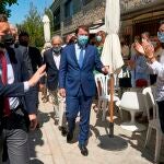 Fernández Mañueco y Pablo Casado saludan a afiliados y simpatizantes del PP en Ávila