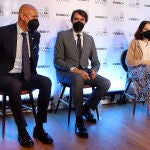 El consejero de Fomento y Medio Ambiente, Juan Carlos Suárez-Quiñones; el alcalde de León, José Antonio Diez, y la directora general de Telefónica en el territorio centro, Beatriz Herranz