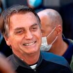 FOTODELDÍA - AME3153. SAO PAULO (BRASIL), 18/07/2021.- El presidente de Brasil, Jair Bolsonaro (c), reacciona tras recibir el alta médica hoy, tras cuatro días ingresado en el Hospital Vila Nova Star, en Sao Paulo (Brasil). Bolsonaro, recibió el alta médica este domingo tras pasar cuatro días ingresado en un hospital de Sao Paulo para tratar una obstrucción intestinal, según informaron fuentes médicas. EFE/ Sebastiao Moreira
