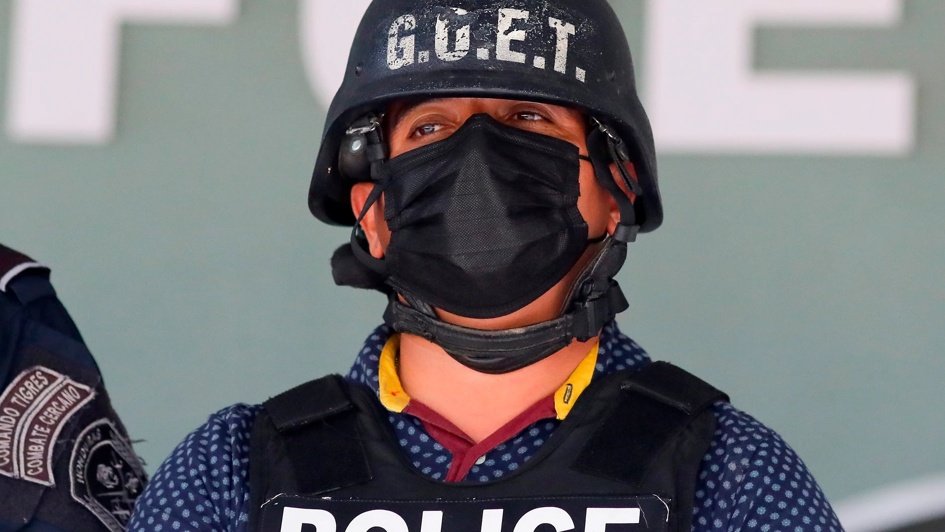 AME3480. TEGUCIGALPA (HONDURAS), 19/07/2021.- Fotografía que muestra a Carlos Miguel Cordón, quien es solicitado en extradición por Estados Unidos por narcotráfico, tras se capturado por la Policía Nacional de Honduras, hoy, en Tegucigalpa (Honduras). La Policía Nacional de Honduras capturó este lunes al nacional Carlos Miguel Cordón, a quien Estados Unidos ha pedido en extradición por narcotráfico, informó la misma institución. Según el informe preliminar, los agentes policiales interceptaron a Cordón cuando "pretendía salir del territorio hondureño con destino a Guatemala, por la aduana El Florido". EFE/ Gustavo Amador