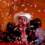 El izquierdista Pedro Castillo habla ante sus simpatizantes desde un balcón luego de ser proclamado presidente electo del país, en Lima (Perú). EFE