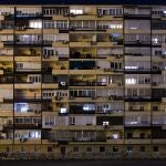 Imágenes nocturnas de viviendas con luces encendidas, en Madrid