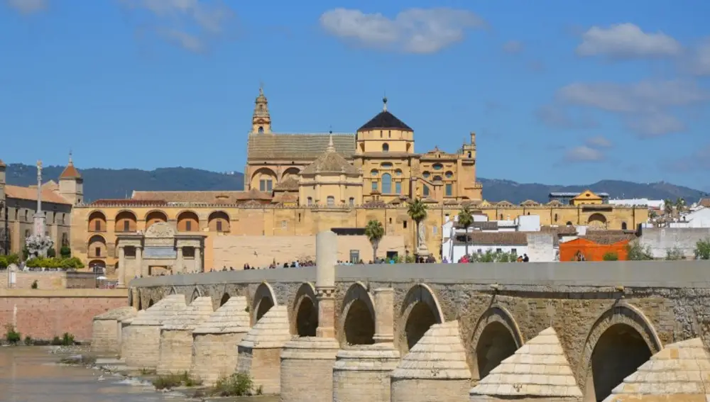 Vistas de la Mezquita de Córdoba y el río Guadalquivir