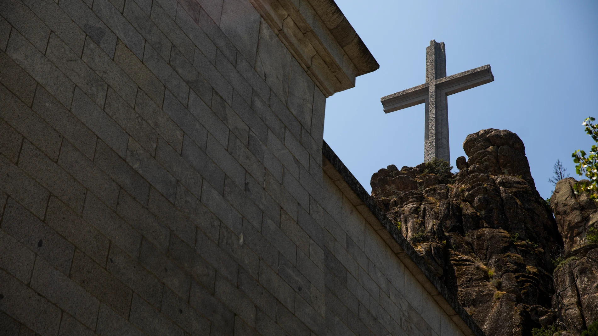 Vista de la cruz del Valle de los Caídos desde un lateral del exterior