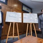 El consejero de Fomento y Medio Ambiente, Juan Carlos Suárez-Quiñones (D), junto al alcalde de Ponferrada, Olegario Ramón (I), durante la comparecencia de esta para informar sobre la Plataforma Logística Intermodal