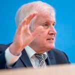El ministro del Interior alemán, el conservador bávaro Horst Seehofer, apoyaba hasta ahora analizar "caso por caso"